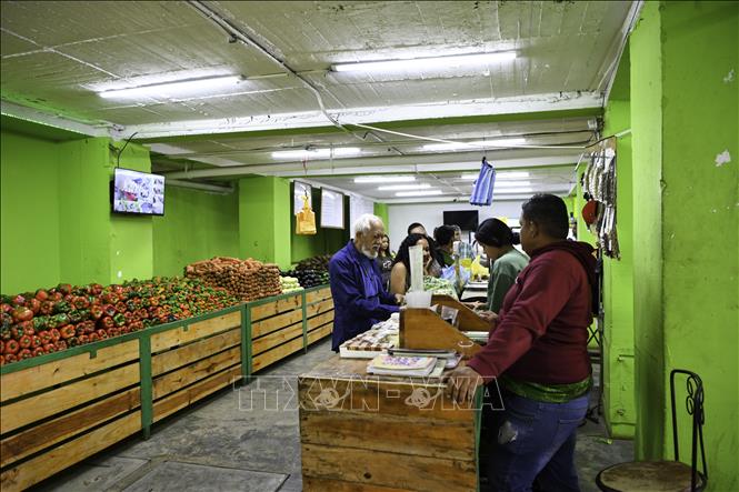 Người dân mua sắm tại một cửa hàng ở Caracas, Venezuela. Ảnh: THX/TTXVN