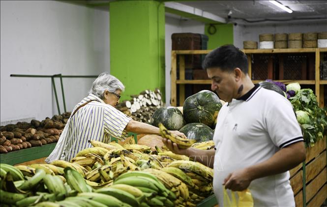 Người dân mua thực phẩm tại một cửa hàng ở Caracas, Venezuela. Ảnh: THX/TTXVN