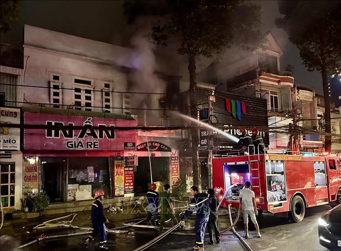 Lực lượng chức năng tỉnh Đồng Nai nỗ lực khống chế đám cháy. Ảnh: Lê Xuân-TTXVN