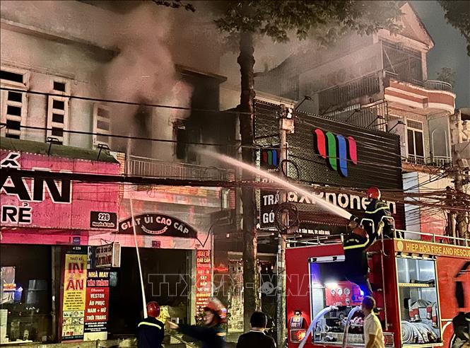 Sau khoảng hơn 1 giờ đồng hồ, đám cháy cơ bản được khống chế, lực lượng chức năng giải cứu kịp thời 1 người đàn ông. Ảnh: Lê Xuân-TTXVN