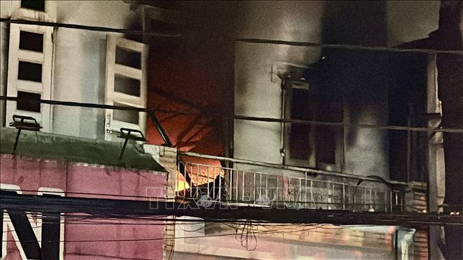 Đám cháy nhanh chóng cháy lan sang các hộ dân ở xung quanh. Ảnh: Lê Xuân-TTXVN