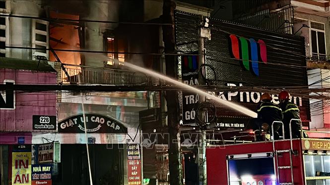 Lực lượng chức năng tỉnh Đồng Nai triển khai nhiều mũi tấn công nhằm khống chế ngọn lửa. Ảnh: Lê Xuân-TTXVN