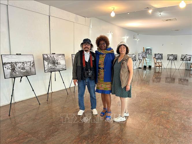 Bà Trần Thu Dung (ngoài cùng bên phải), Chủ tịch Câu lạc bộ Yêu biển đảo Việt Nam tại Pháp và Phó trưởng Ban liên lạc người Việt Nam tại châu Âu về biển đảo, tham dự triển lãm ảnh 