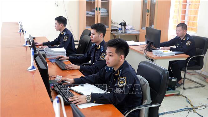 Hải quan cửa khẩu cảng Vũng Áng đẩy mạnh cải cách thủ tục hành chính nhằm giải quyết nhanh chóng các thủ tục cho doanh nghiệp. Ảnh: Hữu Quyết - TTXVN