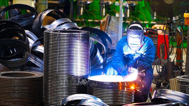 Công nhân Công ty TNHH sản xuất cấu kiện công nghệ cao Viết Hải tham gia sản xuất. Ảnh: Hữu Quyết - TTXVN