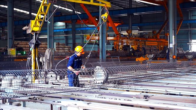 Công nhân Công ty TNHH sản xuất cấu kiện công nghệ cao Viết Hải tham gia sản xuất. Ảnh: Hữu Quyết - TTXVN