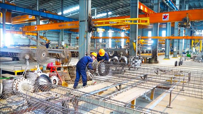 Nhà máy sản xuất cấu kiện công nghệ cao là một trong những ngành công nghiệp phụ trợ quan trọng Khu kinh tế Vũng Áng. Ảnh: Hữu Quyết - TTXVN