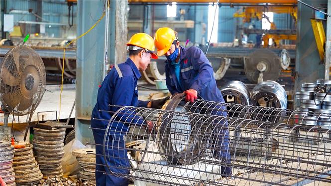 Công nhân làm việc tại nhà máy sản xuất cấu kiện công nghệ cao ở Khu kinh tế Vũng Áng. Ảnh: Hữu Quyết - TTXVN