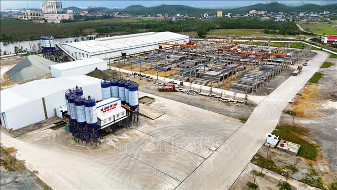 Khu vực sản xuất của Công ty TNHH sản xuất cấu kiện công nghệ cao Viết Hải tại Khu kinh tế Vũng Áng. Ảnh: Hữu Quyết - TTXVN