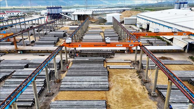 Nhà máy công nghiệp phụ trợ sản xuất cấu kiện bê tông công nghệ cao tại Khu kinh tế Vũng Áng. Ảnh: Hữu Quyết - TTXVN
