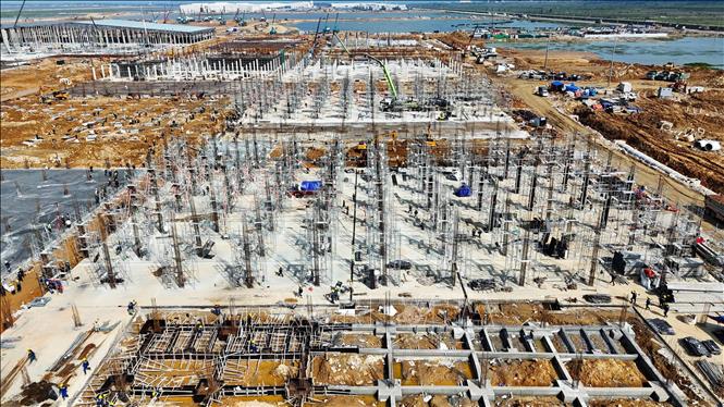 Hệ thống nhà xưởng hiện đại được đầu tư xây dựng tại Khu kinh tế Vũng Áng. Ảnh: Hữu Quyết - TTXVN