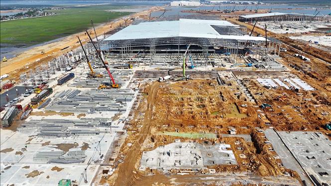 Khu kinh tế Vũng Áng ngày càng thu hút nhiều nhà đầu tư tham gia xây dựng nhà máy để sản xuất công nghiệp. Ảnh: Hữu Quyết - TTXVN