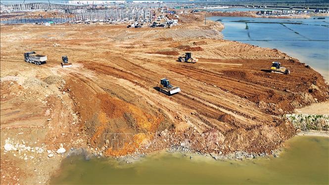Máy móc thi công san lấp mặt bằng nhà máy sản xuất tại Khu kinh tế Vũng Áng. Ảnh: Hữu Quyết - TTXVN