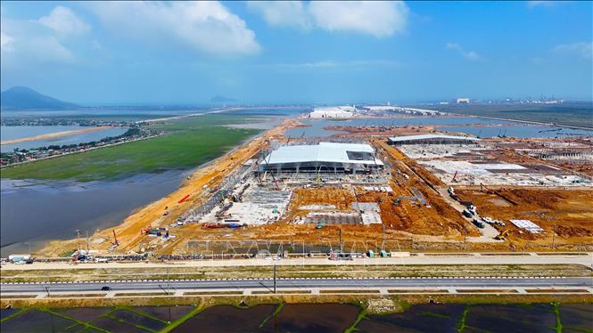 Khu kinh tế Vũng Áng ngày càng thu hút nhiều nhà đầu tư tham gia xây dựng nhà máy để sản xuất công nghiệp. Ảnh: Hữu Quyết - TTXVN