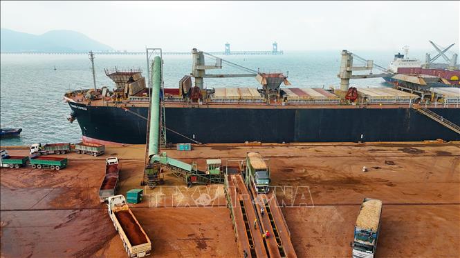 Tàu hàng chở dăm gỗ cập cảng cảng Vũng Áng. Ảnh: Hữu Quyết - TTXVN