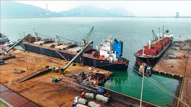 Các tàu hàng neo đậu tại cảng Vũng Áng. Ảnh: Hữu Quyết - TTXVN