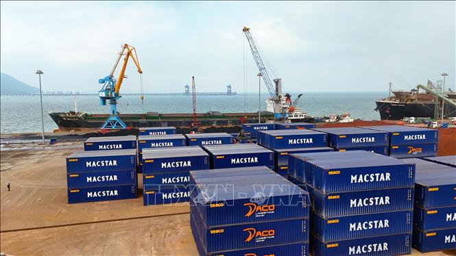 Tàu chở than bốc dỡ hàng hóa tại bến cảng số 3, cảng Vũng Áng. Ảnh: Hữu Quyết - TTXVN