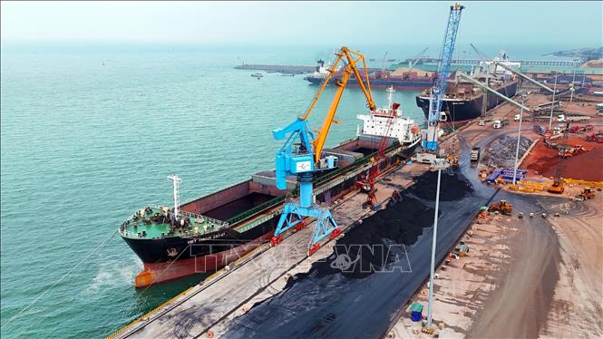 Tàu hàng neo đậu tại bến cảng số 3, cảng Vũng Áng. Ảnh: Hữu Quyết - TTXVN