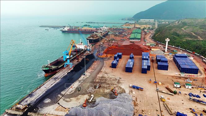 Bến cảng số 3, cảng Vũng Áng (thuộc Công ty Cổ phần Cảng quốc tế Lào - Việt) đón nhiều chuyến tàu hàng ngay từ đầu năm 2026. Ảnh: Hữu Quyết - TTXVN