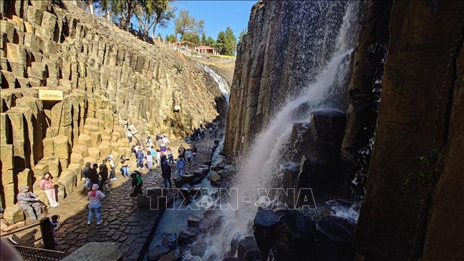 Dòng thác từ đập San Antonio Regla đổ xuống giữa các khe đá, tạo nên sự hòa quyện đặc biệt giữa đá và nước, làm tăng vẻ đẹp sinh động cho Prismas Basálticos. Ảnh: Phi Hùng-PV TTXVN tại Mexico