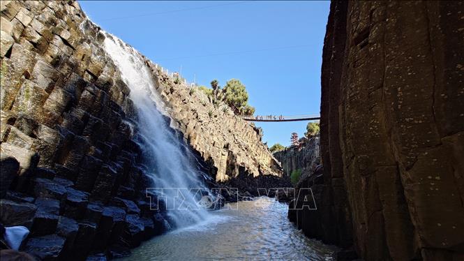 Dòng thác từ đập San Antonio Regla đổ xuống giữa các khe đá, tạo nên sự hòa quyện đặc biệt giữa đá và nước, làm tăng vẻ đẹp sinh động cho Prismas Basálticos. Ảnh: Phi Hùng-PV TTXVN tại Mexico