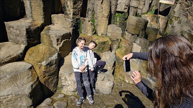 Hoàng hôn buông xuống Prismas Basálticos, ánh nắng cuối ngày nhuộm vàng các cột đá và mặt nước, khép lại một ngày yên bình tại Huasca de Ocampo – nơi thiên nhiên và con người cùng chung nhịp thở.  Ảnh: Phi Hùng-PV TTXVN tại Mexico