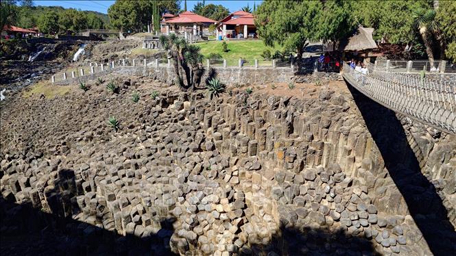 Prismas Basálticos nhìn từ trên cao, nơi hàng ngàn cột đá bazan xếp sát nhau thành bức tường thiên nhiên kỳ vĩ, được xem là một trong những hiện tượng địa chất tiêu biểu của Mexico. Ảnh: Phi Hùng - PV TTXVN tại Mexico