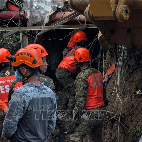 Lực lượng cứu hộ tìm kiếm nạn nhân tại hiện trường vụ lở bãi chôn lấp rác ở thành phố Cebu, Philippines ngày 9/1/2026. Ảnh: THX/TTXVN