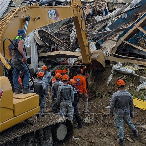 Lực lượng cứu hộ tìm kiếm nạn nhân tại hiện trường vụ lở bãi chôn lấp rác ở thành phố Cebu, Philippines ngày 9/1/2026. Ảnh: THX/TTXVN