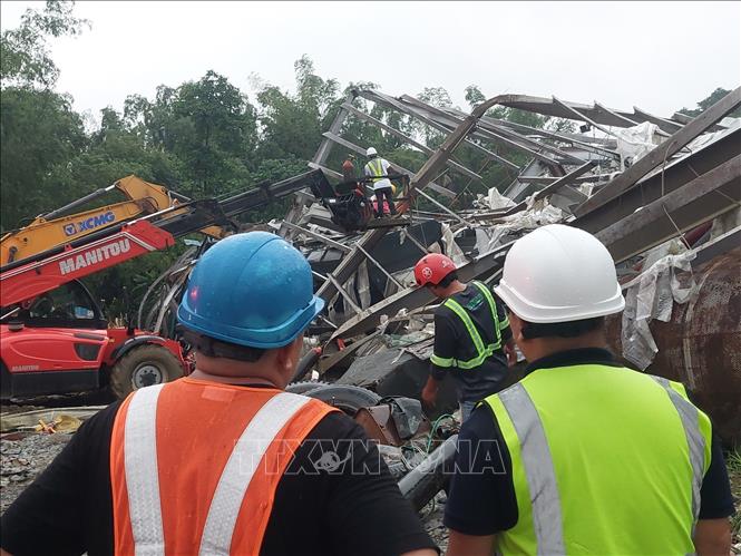 Lực lượng cứu hộ tìm kiếm nạn nhân tại hiện trường vụ lở bãi chôn lấp rác ở thành phố Cebu, Philippines ngày 10/1/2026. Ảnh: THX/TTXVN