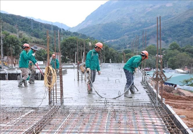 Phần thi công đổ bê tông sàn mái là một trong những khâu quan trọng phải đổ liên tục kể cả đêm đến khi xong mới kết thúc. Ảnh: Quý Trung - TTXVN
