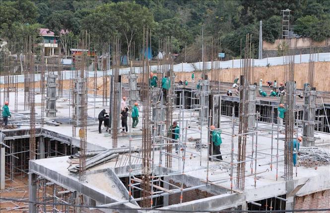 Thi công khu vực nhà hiệu bộ của Dự án. Ảnh: Quý Trung – TTXVN
