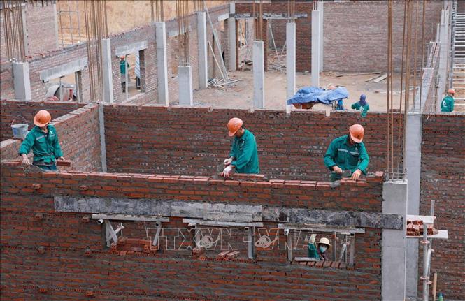 Thời tiết giá rét nhưng từng hàng gạch đang được hoàn thiện các hạng mục của ngôi trường dành cho con em đồng bào các dân tộc trên địa bàn xã biên giới. Ảnh: Quý Trung – TTXVN