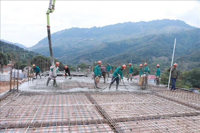 Mặc dù thời tiết khắc nghiệt nhưng hàng trăm công nhân vẫn thi công liên tục nhằm đảm bảo tiến độ công trình đề ra. Ảnh: Quý Trung – TTXVN