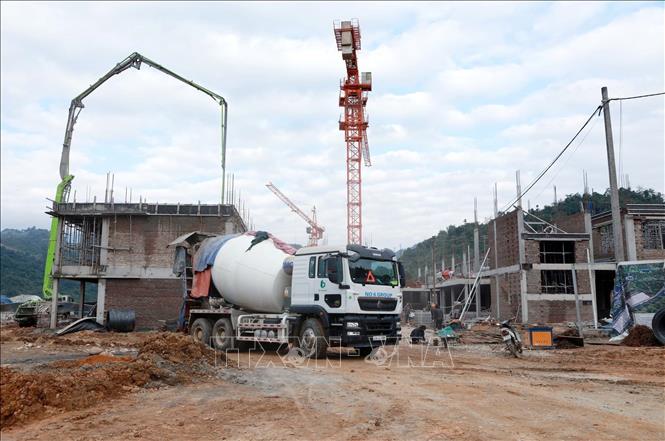 Để thi công an toàn, đẩy nhanh tiến độ, đơn vị thi công trang bị hệ thống máy móc, thiết bị mới 100% phục vụ cho công trình. Ảnh: Quý Trung – TTXVN