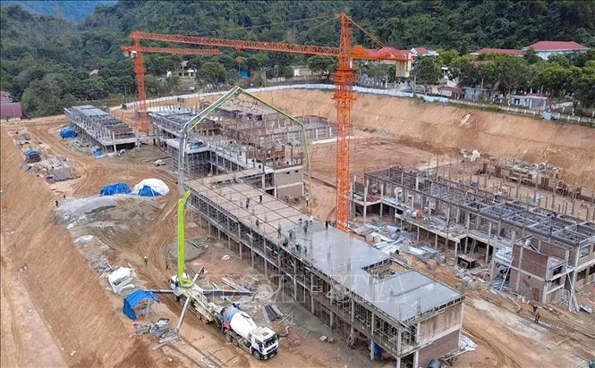 Một góc của dự án Trường PTNT liên cấp Tiểu học và THCS xã biên giới Phong Thổ đang hình thành lên giữa núi rừng Tây Bắc phục vụ cho con em đồng bào các dân tộc nới biên viễn Lai Châu. Ảnh: Quý Trung - TTXVN