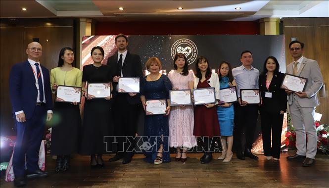 Ban chấp hành VBUK trao Giấy chứng nhận cho các nhà tài trợ đã có đóng góp tích cực cho hoạt động của Hội. Ảnh: Hữu Tiến - PV TTXVN tại Anh