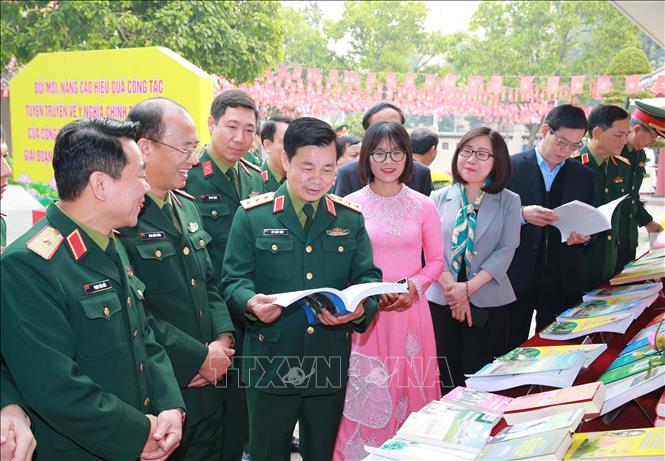 Thượng tướng Đỗ Xuân Tụng, Phó Chủ nhiệm Tổng cục Chính trị QĐND Việt Nam và các đại biểu tham quan khu trưng bày tài liệu, ấn phẩm, sách về Chủ tịch Hồ Chí Minh bên lề hội nghị. Ảnh: Trọng Đức - TTXVN
