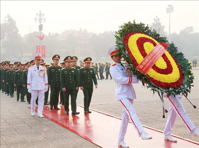 Thượng tướng Đỗ Xuân Tụng, Phó Chủ nhiệm Tổng cục Chính trị QĐND Việt Nam và các đại biểu đặt vòng hoa và vào Lăng viếng Chủ tịch Hồ Chí Minh. Ảnh: Trọng Đức - TTXVN

