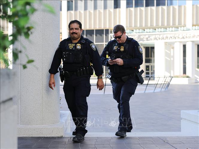 Cảnh sát thuộc Bộ An ninh Nội địa Mỹ làm nhiệm vụ tại Los Angeles, bang California ngày 15/12/2025. Ảnh: THX/TTXVN