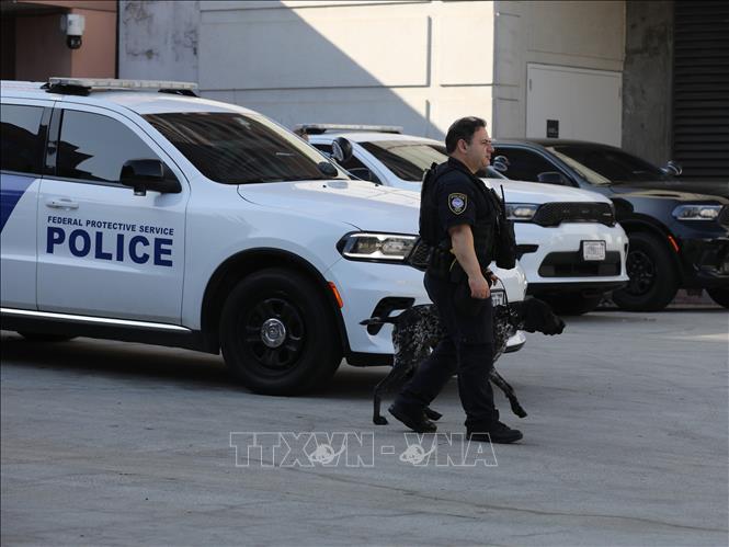 Cảnh sát thuộc Bộ An ninh Nội địa Mỹ làm nhiệm vụ tại Los Angeles, bang California ngày 15/12/2025. Ảnh: THX/TTXVN