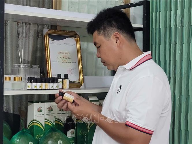 Sản phẩm chế biến sâu từ vỏ bưởi được Hồ Hoàng Kha và các cộng sự nghiên cứu đưa ra thị trường. Ảnh: Hoàng Nhị - TTXVN 