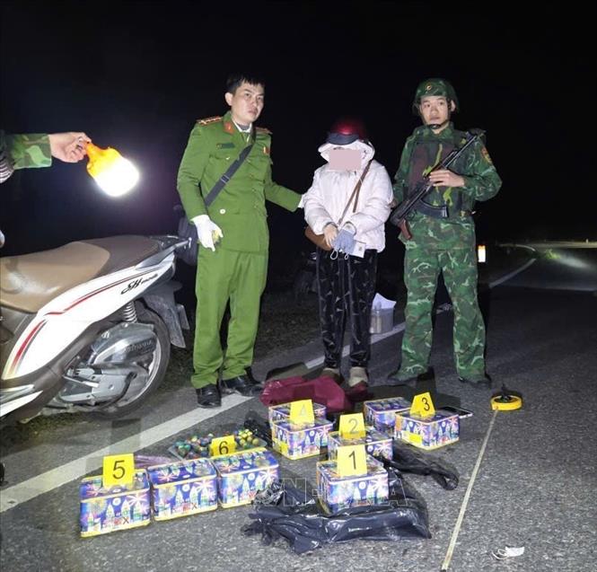 Đối tượng N.T.M.N (sinh năm 1985, trú Khối 3A, xã Khe Sanh, tỉnh Quảng Trị) bị bắt giữ khi đang vận chuyển 9 hộp pháo hoa nổ loại 49 ống và 50 viên pháo bi. Ảnh: TTXVN phát