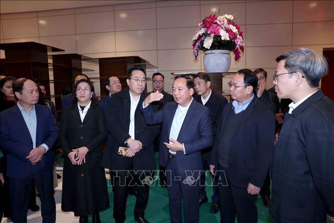 Trưởng Ban Tuyên giáo và Dân vận Trung ương Trịnh Văn Quyết kiểm tra khu trưng bày tại Đại hội XIV của Đảng. Ảnh: Phương Hoa - TTXVN