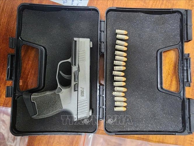 Tang vật 1 khẩu súng cùng 16 viên đạn bị các lực lượng thu giữ. Ảnh: TTXVN phát