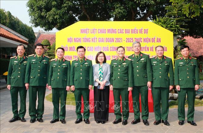 Thượng tướng Đỗ Xuân Tụng, Phó Chủ nhiệm Tổng cục Chính trị QĐND Việt Nam và các đại biểu dự hội nghị. Ảnh: Trọng Đức - TTXVN