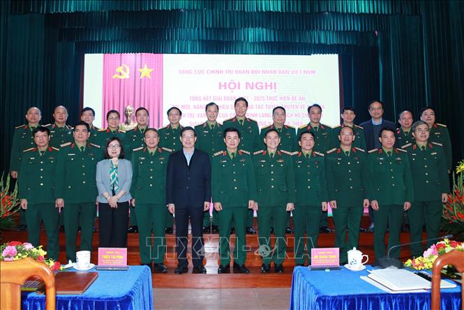 Thượng tướng Đỗ Xuân Tụng, Phó Chủ nhiệm Tổng cục Chính trị QĐND Việt Nam và các đại biểu dự hội nghị. Ảnh: Trọng Đức - TTXVN