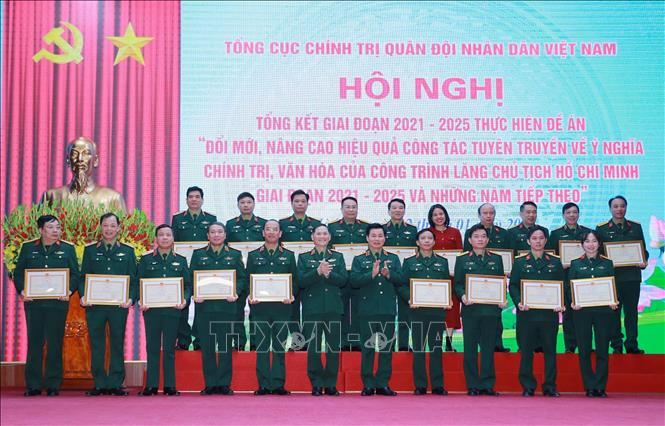 Thượng tướng Đỗ Xuân Tụng, Phó Chủ nhiệm Tổng cục Chính trị QĐND Việt Nam và Thượng tướng Phạm Trường Sơn, Phó Tổng Tham mưu trưởng QĐND Việt Nam trao Bằng khen của Bộ trưởng Bộ Quốc phòng cho các tập thể, cá nhân. Ảnh: Trọng Đức - TTXVN
