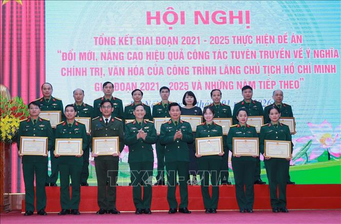 Thượng tướng Đỗ Xuân Tụng, Phó Chủ nhiệm Tổng cục Chính trị QĐND Việt Nam và Thượng tướng Phạm Trường Sơn, Phó Tổng Tham mưu trưởng QĐND Việt Nam trao Bằng khen của Chủ nhiệm Tổng cục Chính trị QĐND Việt Nam cho các tập thể, cá nhân. Ảnh: Trọng Đức - TTXVN