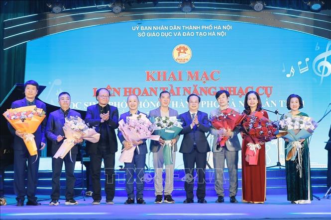 Ban tổ chức tặng hoa ban giáo khảo cuộc thi. Ảnh: Minh Quyết - TTXVN